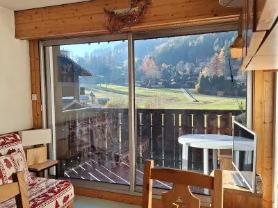 Appartement à Chamonix Mont Blanc, Agréable studio avec balcon proche des pistes à Chamonix, parking inclus - L881493