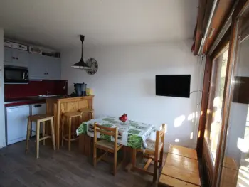 Appartement à Auris,Studio cabine 4 pers au pied des pistes avec parking gratuit - Auris en Oisans FR-1-297-151 N°881607