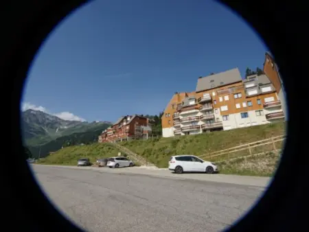 Studio cabine cosy avec balcon, 400m des pistes, casier à skis, proche commerces et remontées mécaniques. - Photo 8