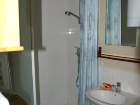 Appartement cosy au pied des pistes avec balcon, proche commodités - Photo 3