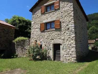 Gite à Alleyras, Gîte pittoresque en bord de rivière avec jardin clos, proche sports et sites touristiques - L831124