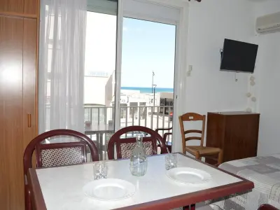 Appartement à Saint Cyprien, Studio climatisé avec balcon et parking, à deux pas de la plage - L882080