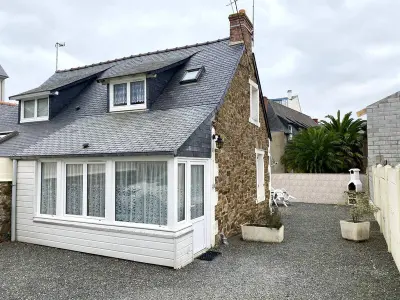 Maison à Perros Guirec, Maison à Perros-Guirec avec WIFI, proche centre-ville et plage, cour fermée, parking privé - L831171