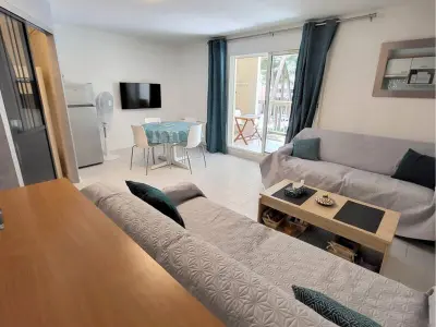 Appartement à Six Fours les Plages, T2 climatisé avec coin nuit, parking, piscine et tennis - 200m plages et commerces - L882379