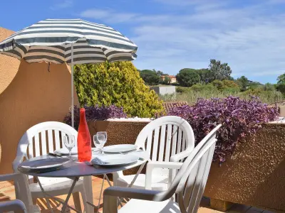 Appartement à Le Lavandou, Studio 4 couchages avec terrasse, parking et proche plage au Lavandou - L882772