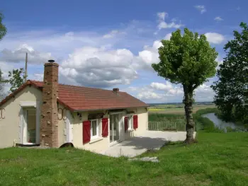 Gite à Monétay sur Allier,Maison rénovée avec grand jardin, accès rivière, cheminée et tout confort à Monétay-sur-Allier FR-1-489-110 N°831493