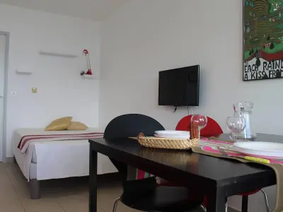 Appartement à Villeneuve Loubet, Studio moderne, 2 couchages, climatisé avec parking à Villeneuve Loubet Plage - L883150