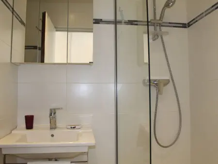 Studio moderne, 2 couchages, climatisé avec parking à Villeneuve Loubet Plage - Photo 13