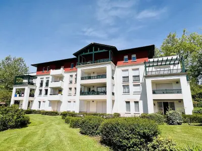 Appartement à Cambo les Bains, T2 lumineux à Cambo-les-Bains avec piscine, parc et parking, proche centre, équipé et sécurisé FR-1-495-57 N°883186