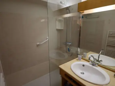 Charmant T2 cabine 4 pers, centre-village, proche pistes et commerces, balcon sud, piscine l'été - Photo 6