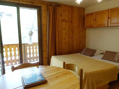 Appartement à Arêches Beaufort, Appartement cosy 4 pers, skis aux pieds, balcon, parking, 2 étoiles - Location dim. à dim. en hiver - L883281