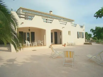 Villa à Sari Solenzara Favone, Belle villa, proche plage et commerces, clim, jardin, terrasse avec BBQ, jusqu'à 12 pers. FR-1-394-230 N°831577