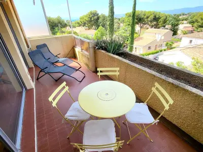 Appartement à Le Brusc, T1 climatisé avec parking à 700m des plages, animaux admis - L883757