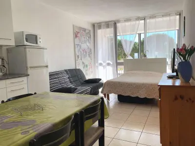 Appartement à Balaruc les Bains, Studio confortable avec balcon, proche parc, WIFI, 34540 Balaruc-les-Bains - L883841