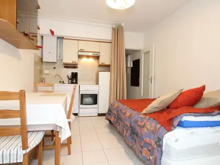 Studio fonctionnel avec loggia fermée à Balaruc-les-Bains, proche centre, parking collectif, tout équipé - Photo 2