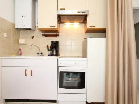 Studio fonctionnel avec loggia fermée à Balaruc-les-Bains, proche centre, parking collectif, tout équipé - Photo 3