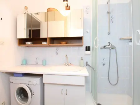 Studio fonctionnel avec loggia fermée à Balaruc-les-Bains, proche centre, parking collectif, tout équipé - Photo 4