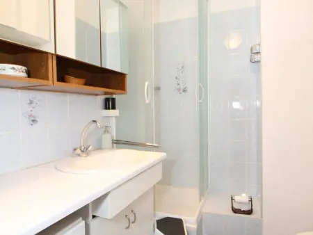 Studio fonctionnel avec loggia fermée à Balaruc-les-Bains, proche centre, parking collectif, tout équipé - Photo 5