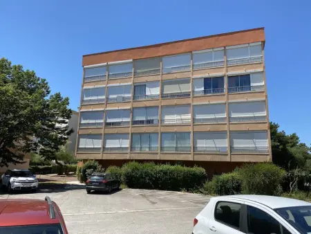 Studio fonctionnel avec loggia fermée à Balaruc-les-Bains, proche centre, parking collectif, tout équipé - Photo 9