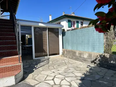 Appartement à Cambo les Bains, Rez-de-jardin rénové avec terrasse à Cambo-les-Bains, T1 Bis pour 2 personnes, équipé et lumineux FR-1-495-93 N°883893