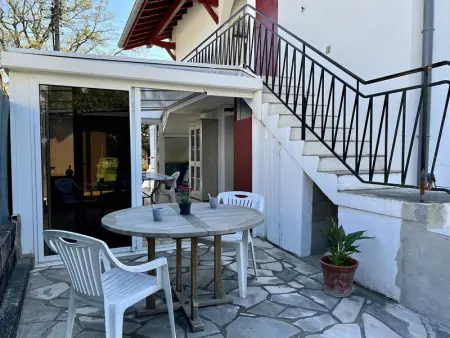 Rez-de-jardin rénové avec terrasse à Cambo-les-Bains, T1 Bis pour 2 personnes, équipé et lumineux - Photo 13