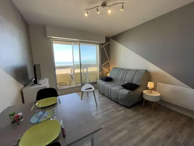 Appartement à Saint Jean de Monts, Studio rénové, 2 couchages, mer, commerces, 6e étage, TV, balcon, animaux admis - L883931