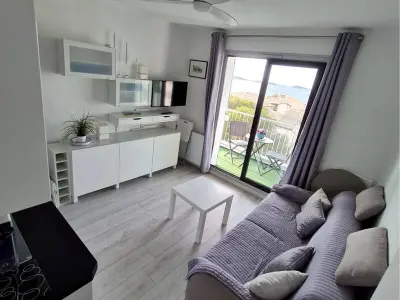 Appartement à Six Fours les Plages, T2 avec Wi-Fi, Parking Privé, Piscine et Tennis à 200m des Plages et Commerces - L883947