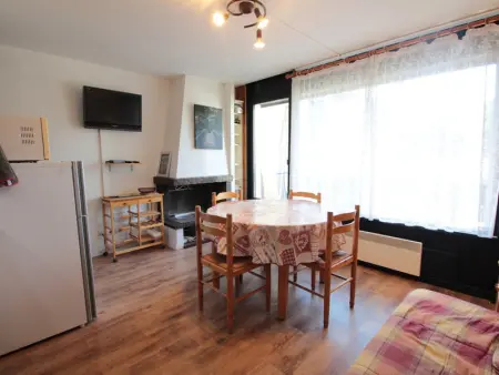 Appartement cosy 2 pièces pour 4 pers, proche centre et pistes, avec balcon, parking et équipements inclus - Photo 2