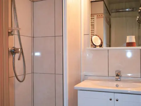 Appartement cosy 3 pièces pour 4 personnes avec balcon près des pistes - Photo 3