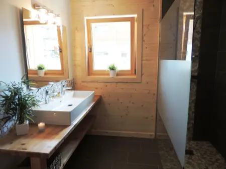 Chalet familial aux Gets avec cheminée et terrasse panoramique - Photo 9