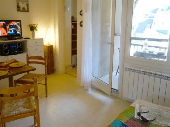 Appartement à Bagnères de Luchon,Studio Calme avec Balcon Plein Sud, Parking Privé, Proche Thermes et Centre-ville FR-1-313-149 N°884301