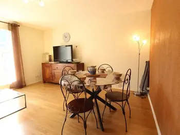 Apartamento en Bagnères de Luchon,Appartement 2 pièces cabine avec balcon, parking, animaux admis, Wi-Fi FR-1-313-195 N°884349