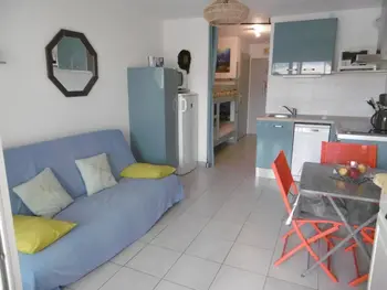 Appartement à Sète, Sète : 2 pièces avec cabine, parking sécurisé, loggia fermée - L884448