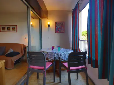 Appartement à Sète, Studio cabine 25m² à Sète avec loggia, exposition est et parking sécurisé à proximité de la plage. - L884454