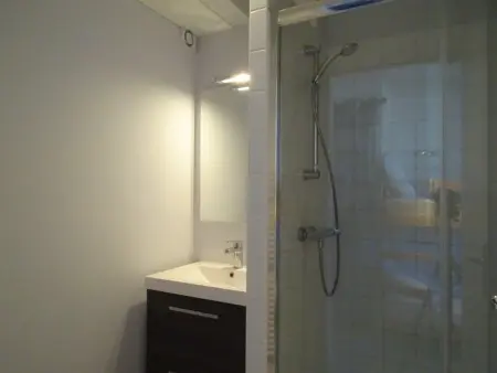 Studio cosy 4 pers, ski aux pieds, casier à skis, parkings gratuits, équipement complet inclus. - Photo 7