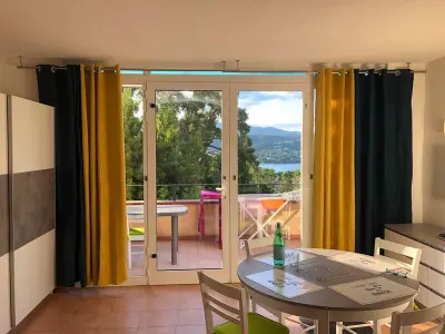 Appartement à Sari Solenzara Favone, Appartement rénové avec terrasse, proche plage, résidence calme et familiale FR-1-394-282 N°884595