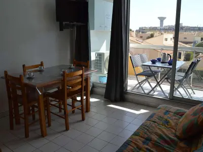 Appartement à Le Grau du Roi, Studio climatisé 4 couchages proche plage et commerces au Grau-du-Roi - L884928