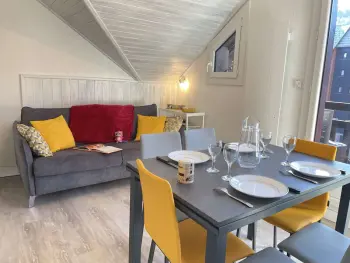 Appartement à Risoul,Superbe T3 skis aux pieds, centre station, 6 personnes FR-1-330-524 N°885363