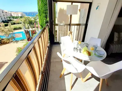 Appartement à Six Fours les Plages, T2 rénové avec piscine, parking privé et à 200m des plages - L885437