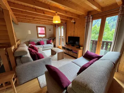 Chalet à Châtel, Chalet spacieux rénové - 8 pers, 3 étages, garage, WiFi, proche navettes et centre - L832036