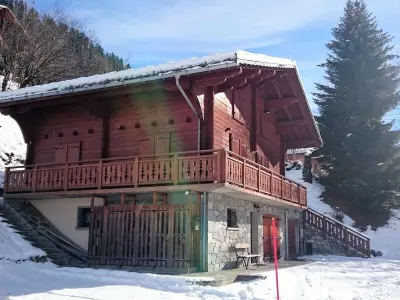 Chalet à Arêches Beaufort, Chalet Familial pour 10 Pers. à Proximité des Pistes et Commerces avec Cheminée et Wifi - L832075