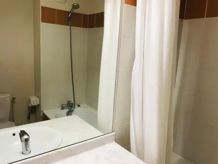 Studio mansardé avec balcon, piscine et parking souterrain à Samoëns - Photo 7