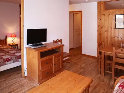 Appartement à Les Orres, Appartement de standing avec piscine chauffée, sauna et accès skis aux pieds - L886525