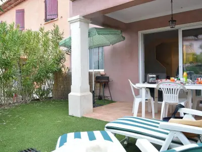 Maison à Sainte Maxime, Maison moderne 4 pièces climatisée, proche plage, avec jardin, terrasse couverte et parkings sécurisés - L832263