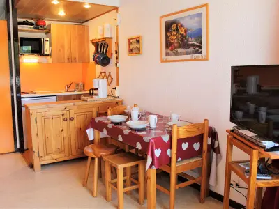 Appartement à Vars, Studio cosy à Vars avec balcon, proche pistes et commerces, parking inclus - L886598