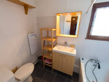 Studio cosy pour 4 à Risoul 1850, au pied des pistes, balcon ouest, 2 étoiles - Photo 13