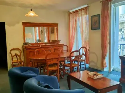 Appartement à Cauterets, Spacieux Appartement 8 Pers. avec Balcons, 2 Salles de Bain, Parking Gratuit - Cauterets - L886639