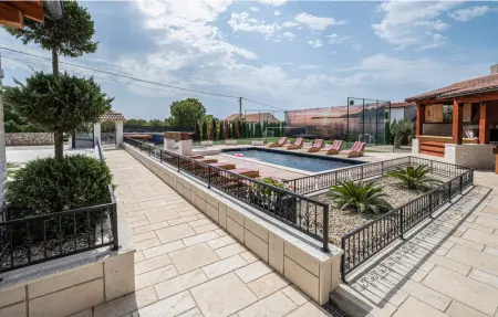 Location Maison 10 personnes à Vir - Photo 13