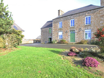 Location Gite in Isigny le Buat,Grande maison familiale proche Mont St-Michel, 5 chambres avec SDB privées, jardin et terrain de pétanque FR-1-362-84 N°832318