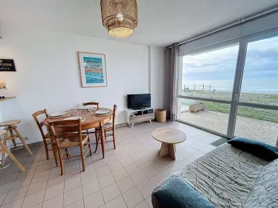 Appartement à Jullouville, Joli T2 en front de mer avec accès direct plage, terrasse privative, parking et Wi-Fi gratuit - L886687